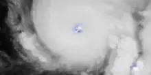 Uragano Melissa, lampi squarciano l’occhio della tempesta che minaccia la Giamaica