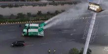 “Cannoni anti-smog” in azione per combattere l’inquinamento che soffoca Lahore