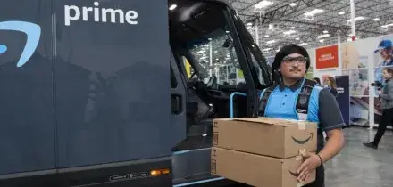 Amazon licenzia 30mila dipendenti, il 10% del personale: "Sostituiti dall'IA"