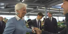 Lagarde al mercato di Firenze: "In missione per conto di mio marito: vuole un panettone"