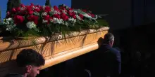 I funerali dell'autista ucciso durante l'assalto al bus: l'ingresso del feretro nella chiesa romana