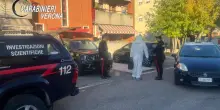 Uccide la compagna a coltellate in casa: l'uomo si era liberato del braccialetto elettronico