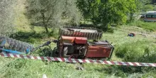 Ancora una morte sul lavoro: 23enne resta incastrato in un macchinario agricolo