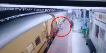 Scivola tentando di salire sul treno in corsa: donna salvata da un agente in India