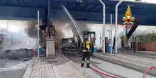 Brescia: in fiamme il casello sull'autostrada A21, le immagini