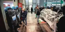 ProPal tentano di entrare nella stazione Porta Susa, respinti dalle forze dell'ordine