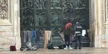 Milano, clochard stende i panni ad asciugare davanti al Duomo: bloccato dalla polizia locale