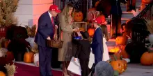 Dolcetto o scherzetto alla Casa Bianca: Trump e Melania festeggiano Halloween
