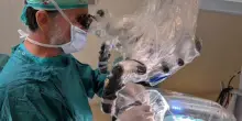 Orecchio bionico con il robot, bimbo di 3 anni sente per la prima volta
