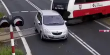 Polonia, un'auto sfonda il passaggio a livello e viene travolta dal treno. Il video dell'impatto