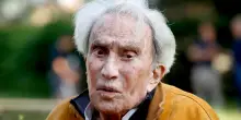 Emilio Fede in condizioni critiche: l'ex direttore del Tg4 ha 94 anni. La famiglia: "Riservatezza"