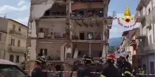 Paura a Lamezia Terme: crolla la facciata di un palazzo di 4 piani, nessun ferito
