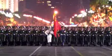 Cina, truppe e carri armati per le strade di Pechino: le prove notturne per la Parata della Vittoria