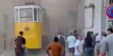 Deraglia l'Elevador da Gloria, storica funicolare di Lisbona: le lamiere contorte