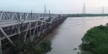 Piogge torrenziali in India: il fiume Yamuna esce dagli argini a Nuova Delhi, Il video dal drone