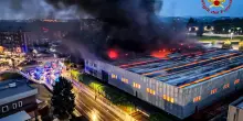 Il video delle vaste fiamme che avvolgono l'Eurostamp di Pianezza, Torino