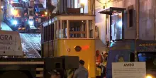 Lisbona, rimossa la funicolare "Gloria" distrutta dai binari, le immagini degli operai al lavoro