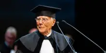 La laurea ad honorem ad Armani: "Nell'era dell'effimero solo ciò che richiede impegno dura davvero"