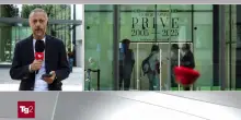 Nella storica boutique Armani, a Milano, lacrime e rose. "Aperti anche oggi. Avrebbe voluto così"