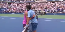 Alcaraz-Djokovic il lunghissimo abbraccio dopo la sconfitta del vecchio leone serbo: video