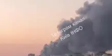 Notte d'inferno a Kiev: il fumo denso dopo l'attacco di droni russi, video