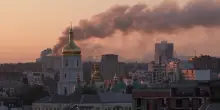 Centinaia di droni sull'Ucraina, morti e feriti. Premier: danni a piani alti sede governo a Kiev