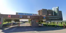 Donna accoltellata dall'ex marito in una sala slot, salvata da una cliente