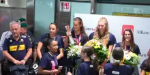 Volley, il ritorno in Italia delle campionesse del mondo. Folla di tifosi a Malpensa