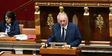 Bayrou affronta il voto di fiducia in Parlamento: "I giovani porteranno il peso di questi debiti"