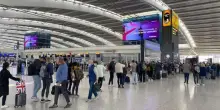 Evacuato il terminal 4 dell'aeroporto di Heathrow, allarme per una perdita di materiali pericolosi