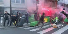 Francia, cassonetti scagliati a terra e fumogeni: la protesta davanti a un liceo parigino