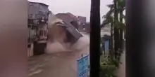 Alluvioni a Bali: un edificio crolla, travolto dalla forza della corrente