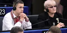 Sasha e Liudmyla commuovono l'Eurocamera: il ragazzo rapito dai russi e sua nonna a Strasburgo
