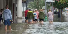 Allagato il centro di Bibione, strade e negozi sott'acqua