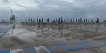 Ombrelloni chiusi, lettini sparsi e mare in tempesta: a Lignano Sabbiadoro sembra autunno inoltrato