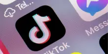 "E' tossico e crea dipendenza": Francia raccomanda divieto TikTok sotto i 15 anni