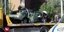 Bologna: si schiantano contro un palo su un'auto rubata. Un morto