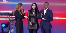 Laura Pausini canta per la prima volta dal vivo La mia storia tra le dita: "Grignani è un grande"