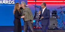 Ai Tim Music Awards arriva Ligabue, Vanessa Incontrada si "paralizza", poi il bacio