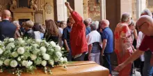 Migliaia, tra gente comune e artisti, in fila a Bologna per rendere omaggio a Stefano Benni