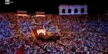 Aspettando Achille Lauro, Carlo Conti lancia la ola sugli spalti dell'Arena di Verona