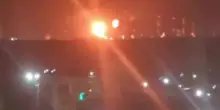 Sole rosso dell'esplosione della raffineria di petrolio russa di Kirish: video