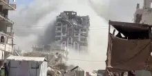 Grattacieli saltano sotto le bombe in una Gaza city spettrale