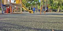 Festeggia il compleanno al parco, bimbo di 8 anni preso a bastonate da una baby gang