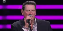 Il commovente medley degli Spandau Ballet cantato in modo soffuso da Tom Hadley