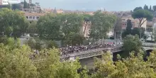 Sciopero generale per Gaza a Roma, il corteo degli studenti sul ponte sul Tevere visto dall'alto