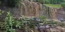 Maltempo in Lombardia: una cascata di acqua e fango si rovescia sulla strada