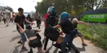 Scontri a Bologna: carica della polizia, manifestanti placcati dagli agenti