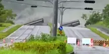 Tifone Ragasa a Taiwan: il lago trabocca e la furia dell'acqua distrugge un ponte. Video