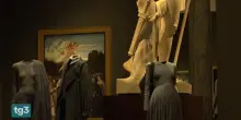 Gli abiti di Armani in mostra tra le opere di Brera